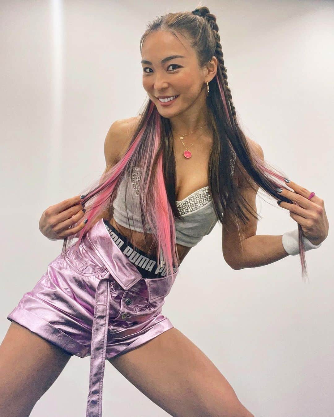 Aya（小山内あや）のインスタグラム：「キラキラピンクの衣装。💓💓」