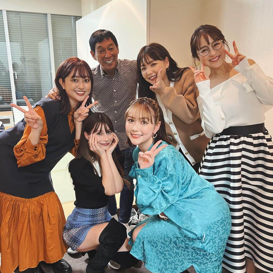 菊地亜美さんのインスタグラム写真 - (菊地亜美Instagram)「. 本日21時放送📺 ホンマでっか⁉︎TVのバラエティー女子の会。  10年以上さんまさんとお仕事ご一緒させて頂いてますが、初めて撮って頂いたお写真🥰✨  写真撮ってくださいなんてなかなか言えないけど、皆で記念にね🫶🏻笑 （なぎちゃんとさくらちゃんがいないけど😭）  これからもしれっとさんまさんとお仕事させていただけるように頑張ろうっ💪💓  衣装は3枚目にタグ付けしてます☺︎」11月9日 19時36分 - amikikuchi0905