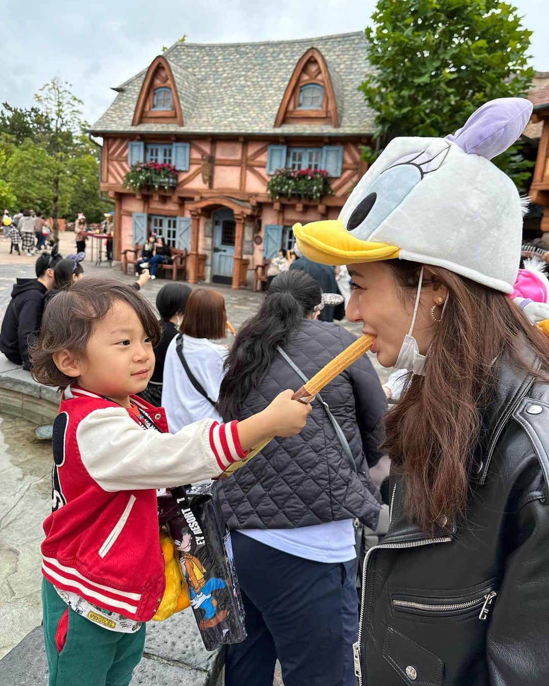 Reikaさんのインスタグラム写真 - (ReikaInstagram)「Disneyland ✨  ちょっと前に行ったディズニー❣️ コーデ全員分考えてくれたのは　@keiji_papa_  被り物を選んでくれたのはにゃんちゃん😊  #家族ディズニー  #リンクコーデ #ディズニーコーデ」11月9日 19時53分 - reikamarianna
