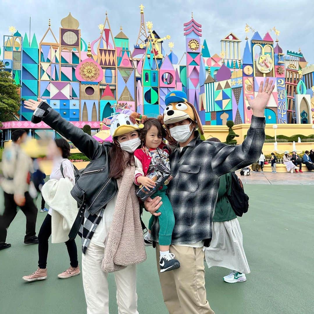 Reikaさんのインスタグラム写真 - (ReikaInstagram)「Disneyland ✨  ちょっと前に行ったディズニー❣️ コーデ全員分考えてくれたのは　@keiji_papa_  被り物を選んでくれたのはにゃんちゃん😊  #家族ディズニー  #リンクコーデ #ディズニーコーデ」11月9日 19時53分 - reikamarianna