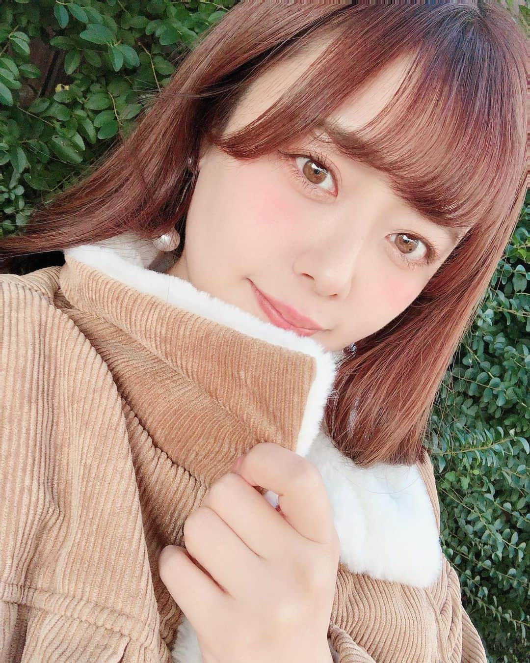 寺坂真里奈のインスタグラム：「. もふもふしてみる❔🥺 内側ふわっふわであったかいの🫶🏻  #コート #shein #shein購入品 #sheinコーデ #ピアス　#earrings #grl #grl購入品　#おでかけ　#ジェルネイル　#休日の過ごし方 #まつ育 #olの休日 #アウター　#コーデュロイ　#コーデュロイジャケット」