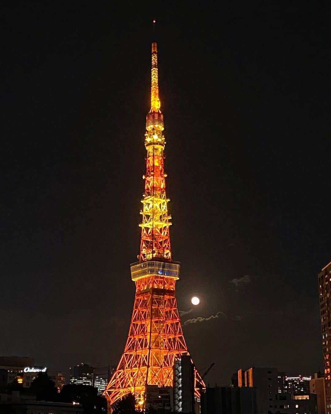 クボタマサヒコのインスタグラム：「🗼🌕 スタジオの屋上から 東京の月も良いものね  #tokyotower」