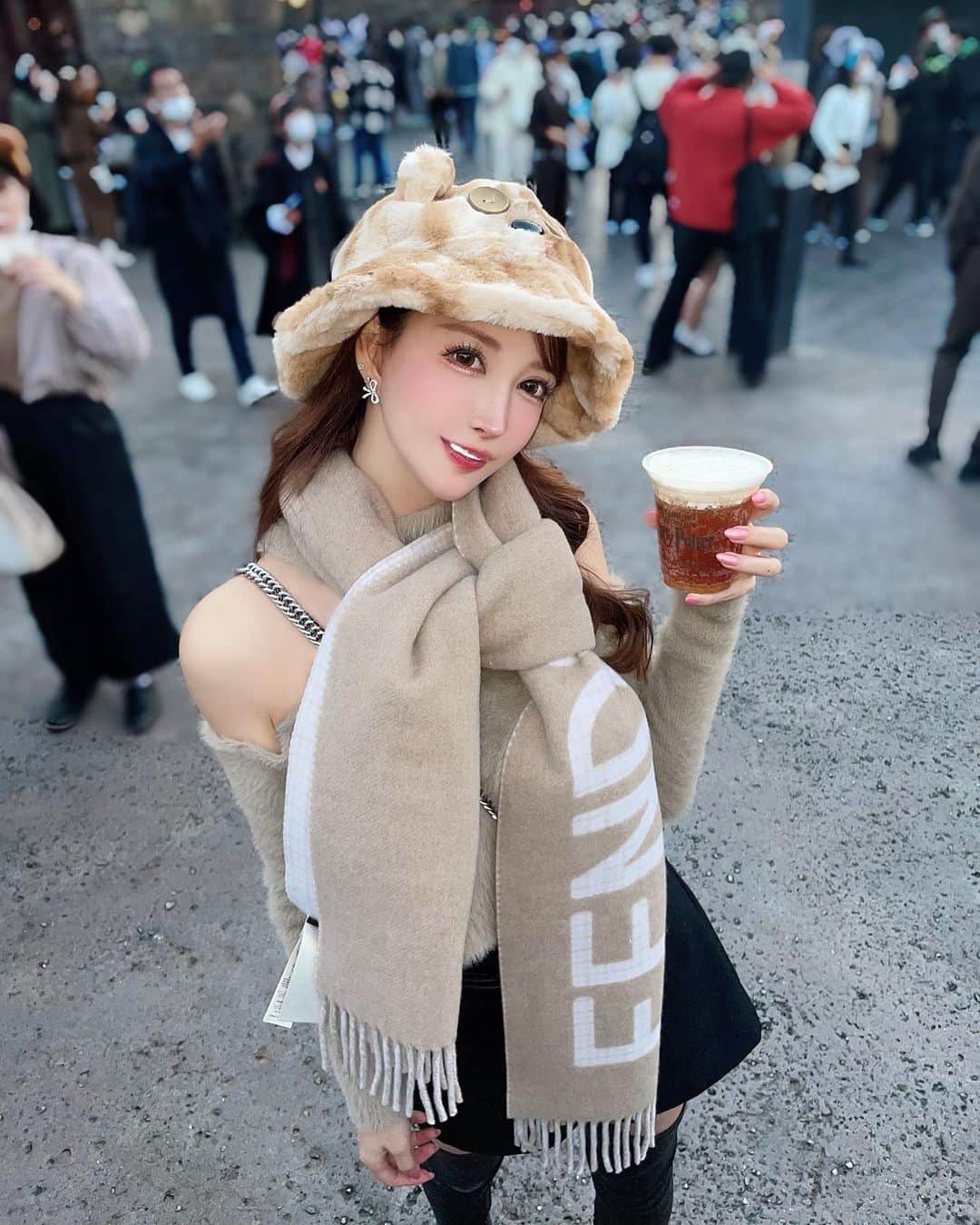 蘭子のインスタグラム：「皆が買ってくれたこのFENDIのマフラー、 USJで初めておろしたのに 次の日どこかで落としちゃったの😭 . @yui_jungle  @nkmrgram_  @shu__official__  ごめんなさい..😭😭 . 大阪で誰かの首を今頃温めてるよって 言ってくれて報われたよ...(涙) . 唯一撮った思い出のマフラーさん🧣 お元気で... 大阪で拾ったよって人いたらDM待ってます！🤣 . . . #消えた思い出#fendi #usj#usjコーデ#ティムコーデ#ベージュコーデ#usj好きな人と繋がりたい#大阪#大阪観光#大阪旅行#国内旅行」