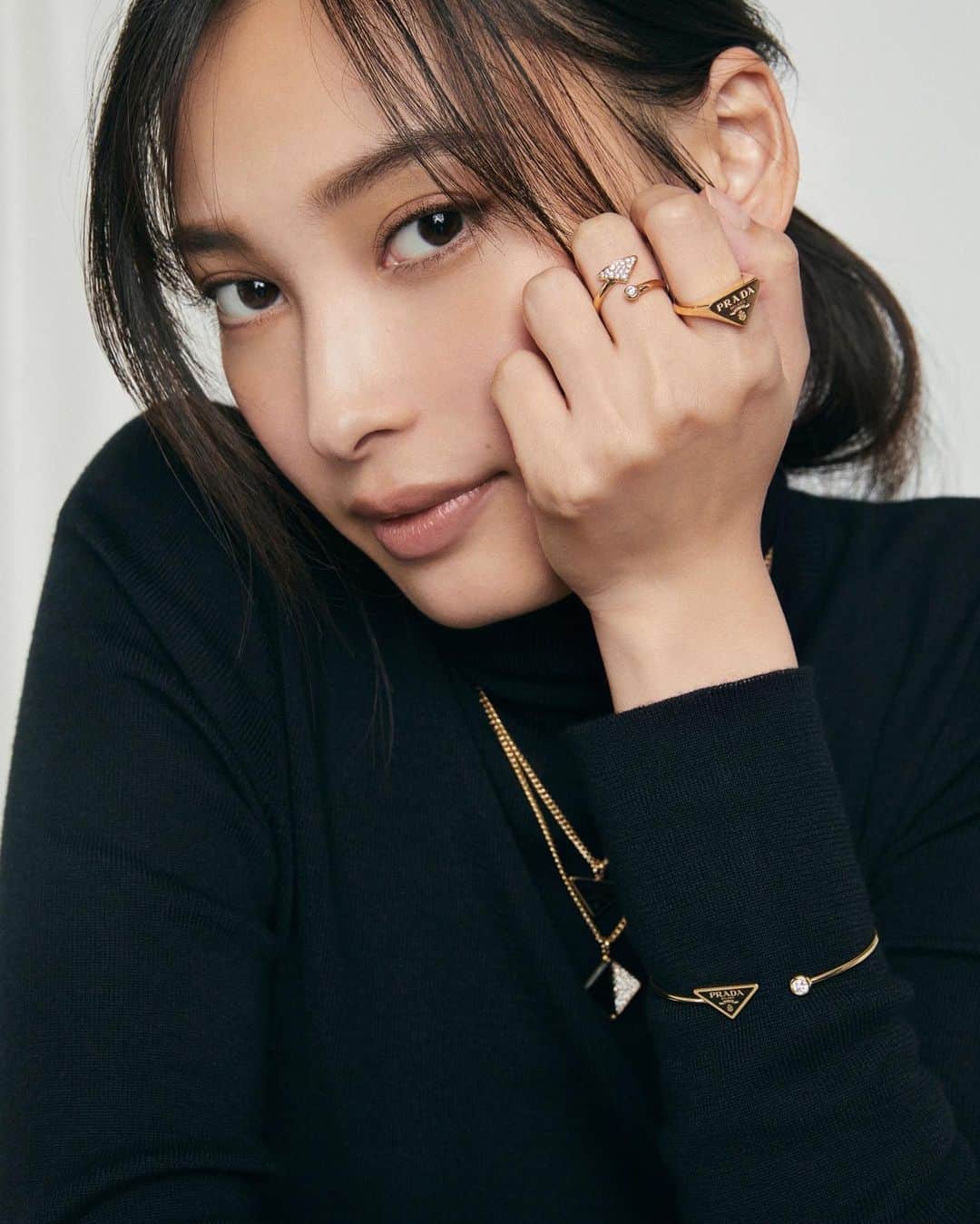 大政絢のインスタグラム：「PRADAから ファインジュエリーコレクション「ETERNAL GOLD」が発表されました✨  なんと、全てリサイクルゴールドを使用したサスティナブルなジュエリーたち😌どれも美しくファッション性もあり素敵でした！  #PradaFineJewelry @Prada」