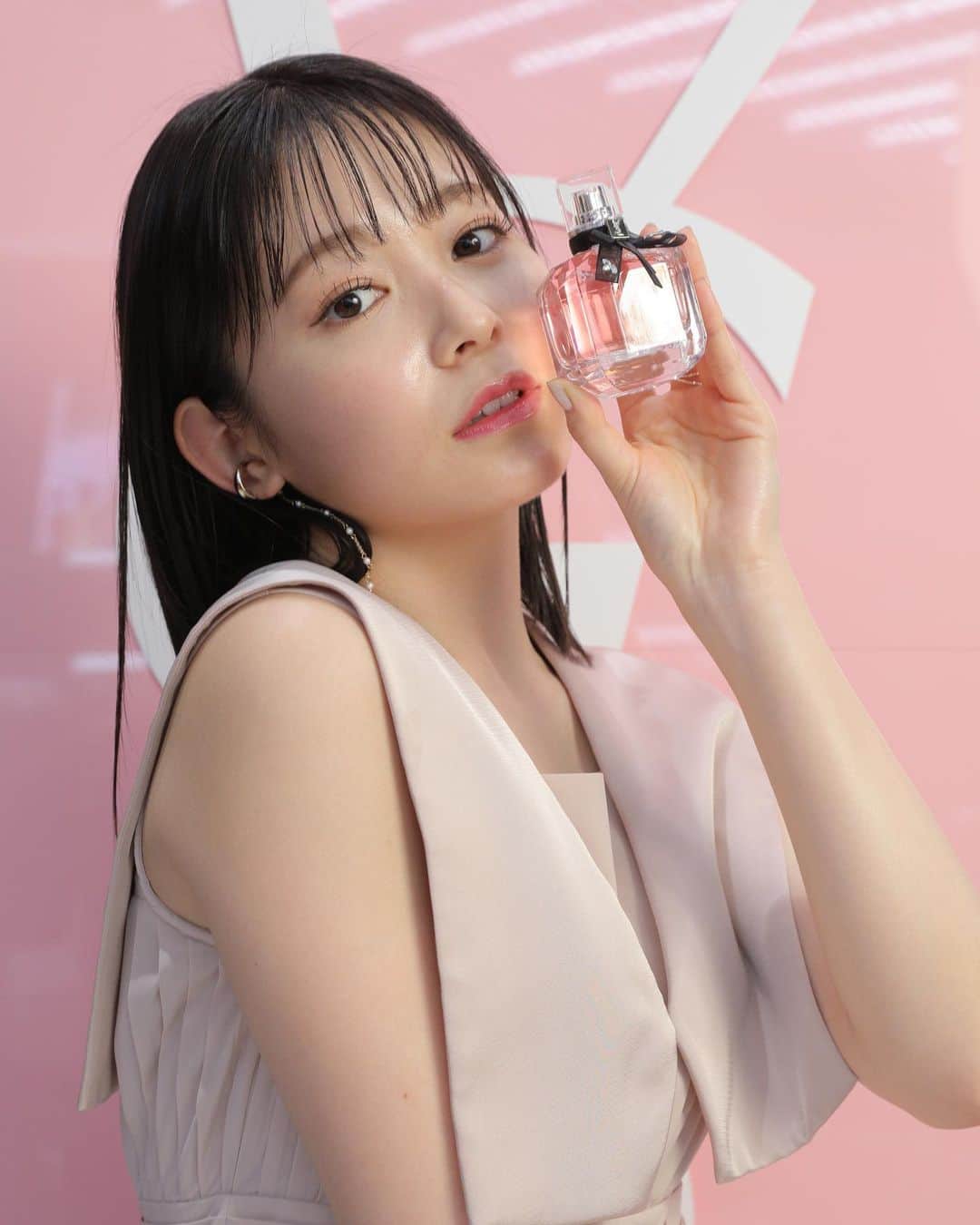 久間田琳加のインスタグラム：「「FROZEN PINK PARTY」🎀 YSL BEAUTY公式オンラインブティックで 「フローズンピンクパーティ」キャンペーンが 11/8(⽕)からスタート！ YSLのピンクアイテムを、渋⾕PARCOで体験してきました〜！ ピンクのコスメって、使う時も飾っている時も気持ちが高鳴る🤍  私のお気に入りの「モンパリ」は、 モンパリフローラルオーデパルファム。 大好きなピオニーの香りと聞いた瞬間こちらを…💐 リボンにキラッと花びらがついているところもかわいい🥰 #YSLピンク #モンパリ#ラディアントタッチグロウパクト #ルージュヴォリュプテキャンディグレーズ #モンパリフローラルオーデパルファム」
