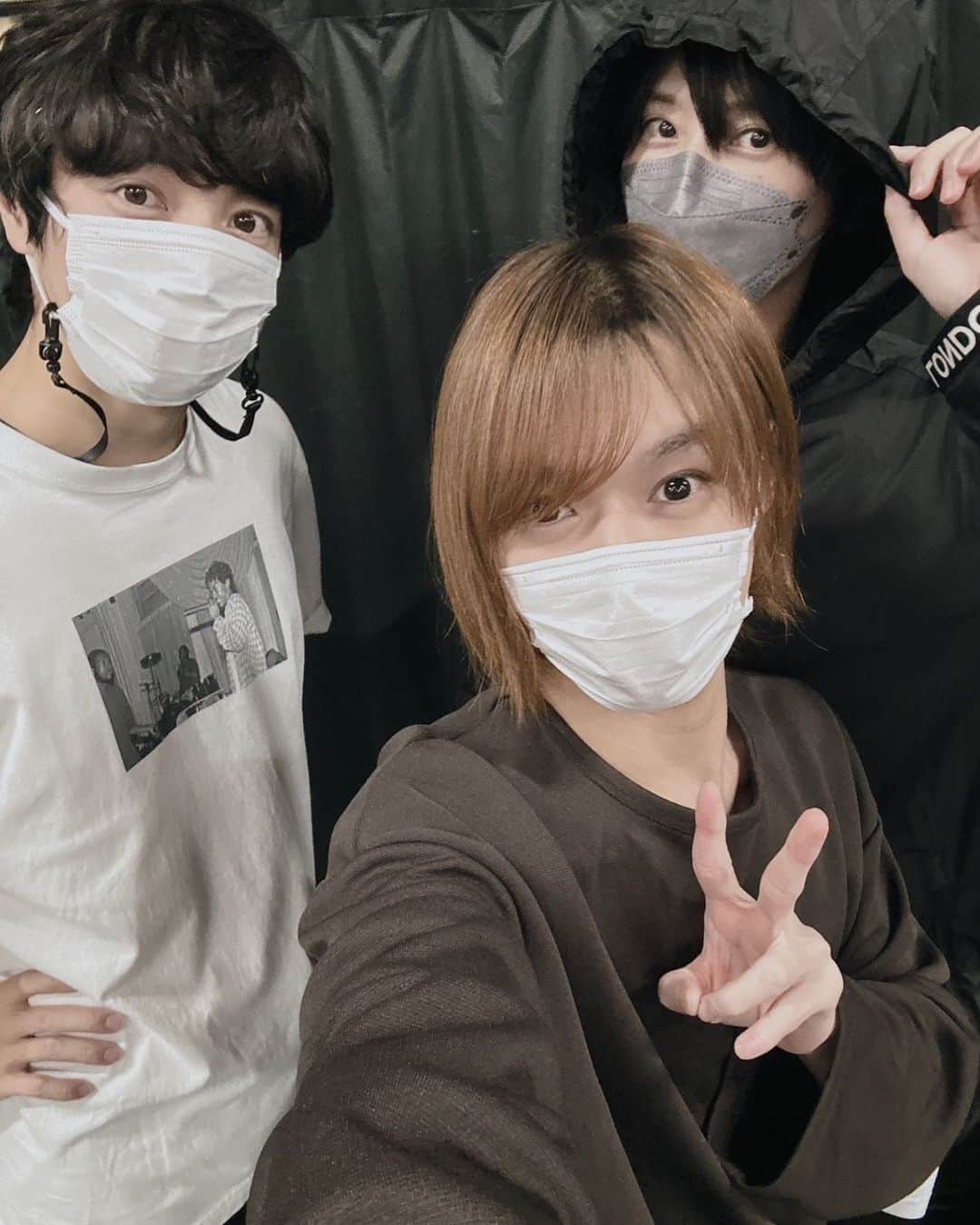 のインスタグラム：「カミシモ稽古中。  サザエさんの舞台で共通の しゅんやとたくまくん。  たらちゃんと、カツオ初号機と二号機。  と、しゅんやに呼ばれてます😳笑  #カミシモ #サザエさん」