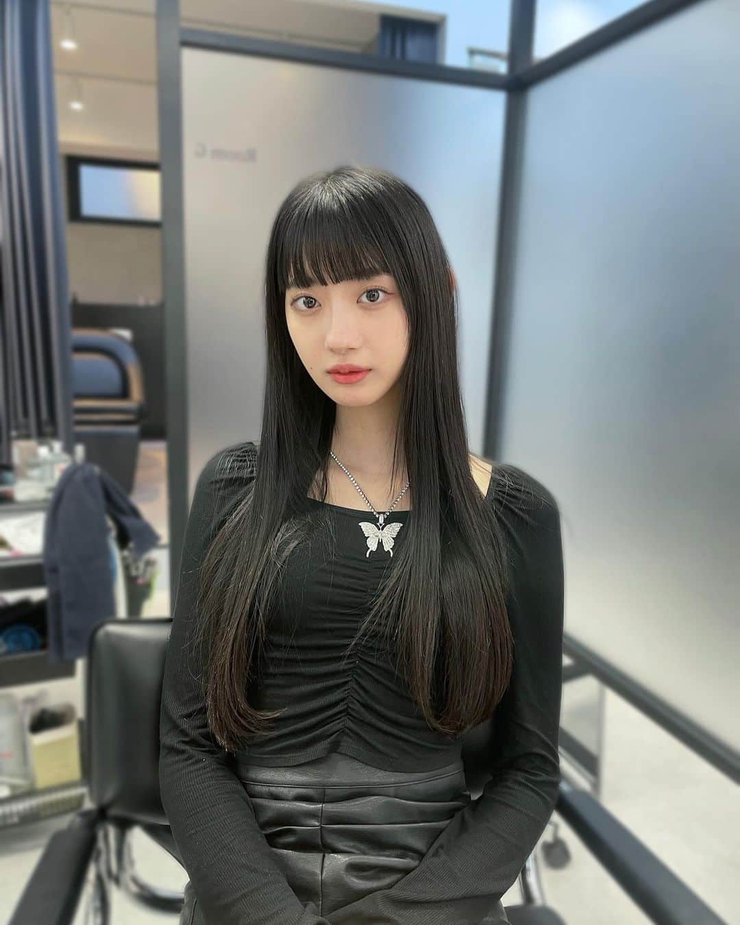 のインスタグラム：「. みんな大好き黒髪ぱっつんストレート🖤🖤🖤」