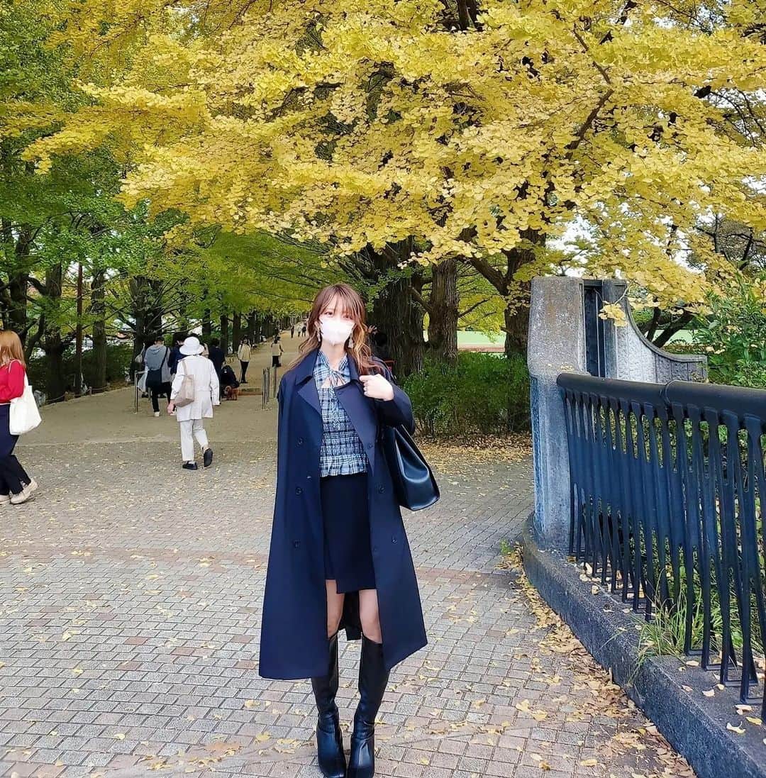 杉浦アヤカのインスタグラム：「やっほ～🥰🍡  紅葉見に行ってきたよ～！！ まだちょっとだけ早かったかな？？でもすごく綺麗だった！落下して潰れた銀杏踏みまくったみたいで帰宅してからブーツの底たわしで洗いまくりました（笑）  皆の紅葉の写真みたいなぁ☺🧡👍  #東京  #紅葉  #いちょう  #昭和記念公園  #国営昭和記念公園  #私服コーデ #絶対領域」