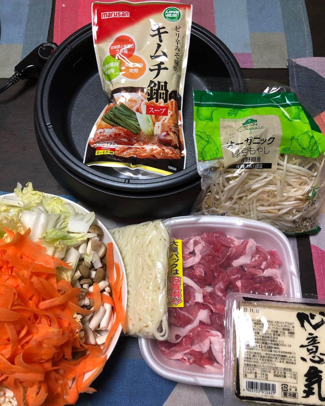 のインスタグラム：「Tonight’s Nabe is….. Kimuchi Nabe❣️☺️ Simple, easy, and yummy 😋  #thanecamus #daddyscooking #kimuchi #kimuchinabe #yummy #healthyfood  #kamsahamnida  #bonappetit」