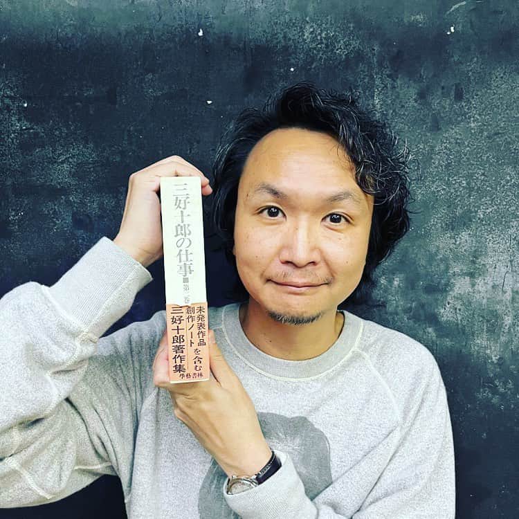 長塚圭史のインスタグラム：「三好十郎の『浮標』読みます。この本と出会ったことで、私の演劇人生は一変したと言って過言ではありません。余命いくばくもない結核の妻・美緒を一心に看病する画家・久我五郎。夫として、男として、芸術家として、日本人として、そして人間として、死にゆく妻を前に、徹底的に「生」を問います。三好十郎の私小説的劇世界。その生々しい台詞のエネルギーに圧倒されます。2011、2012、2017年と上演してきましたが、まだ私の『浮標』熱は治らないのです。これまでの上演を踏まえて、読ませていただきます。朗読後のアフタートークのゲストには、共にこの劇を立ち上げた盟友・伊藤達哉（ゴーチ・ブラザーズ代表）を招いて色々お喋りします。今月22日14時より下北沢小劇場B1にて。#阿佐ヶ谷スパイダース #下北沢のみち #ソロ読み #遊覧文庫 #三好十郎 #浮標」