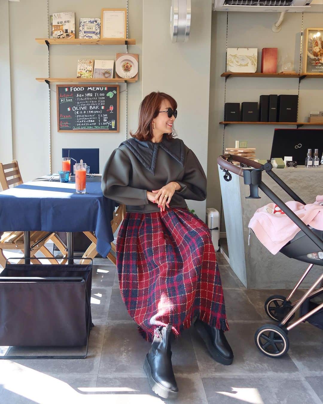 Mai Wakimizuのインスタグラム：「今期私のお気に入りbest3がこのボンディングトップス♡悩みに悩んで結局全色買いしちゃったやつ♡(全色買いは今回初めてかも♡)短め丈が、スカートに合わせた時インしなくて着れて更にスタイルアップしてくれる。気になる二の腕がコクーンシルエットのおかげで全カバー出来る。ボンディング素材が立体感とこなれ感を出してくれる。とにかく私の一押しアイテムなんです＼(^o^)／ 合わせたスカートも自信作♡このツイード生地に惚れてすぐ取り掛かったもので、red.pink.navyのミックスカラーがクリスマスっぽくシーズンムードを高めてくれる高級感ある一枚。ボンディングトップスと合わせるのがLINKABLEらしさが出てお勧め♡付け襟は最近になってやっぱり欲しくなって買い足しました♡(popupでお客様が可愛く付けてたのが決め手となりました♡) #wakkinstyle#ootd#coordinate tops&skirt:#linkable @linkable_official(明日10日発売) collor:#linkable @linkable_official」