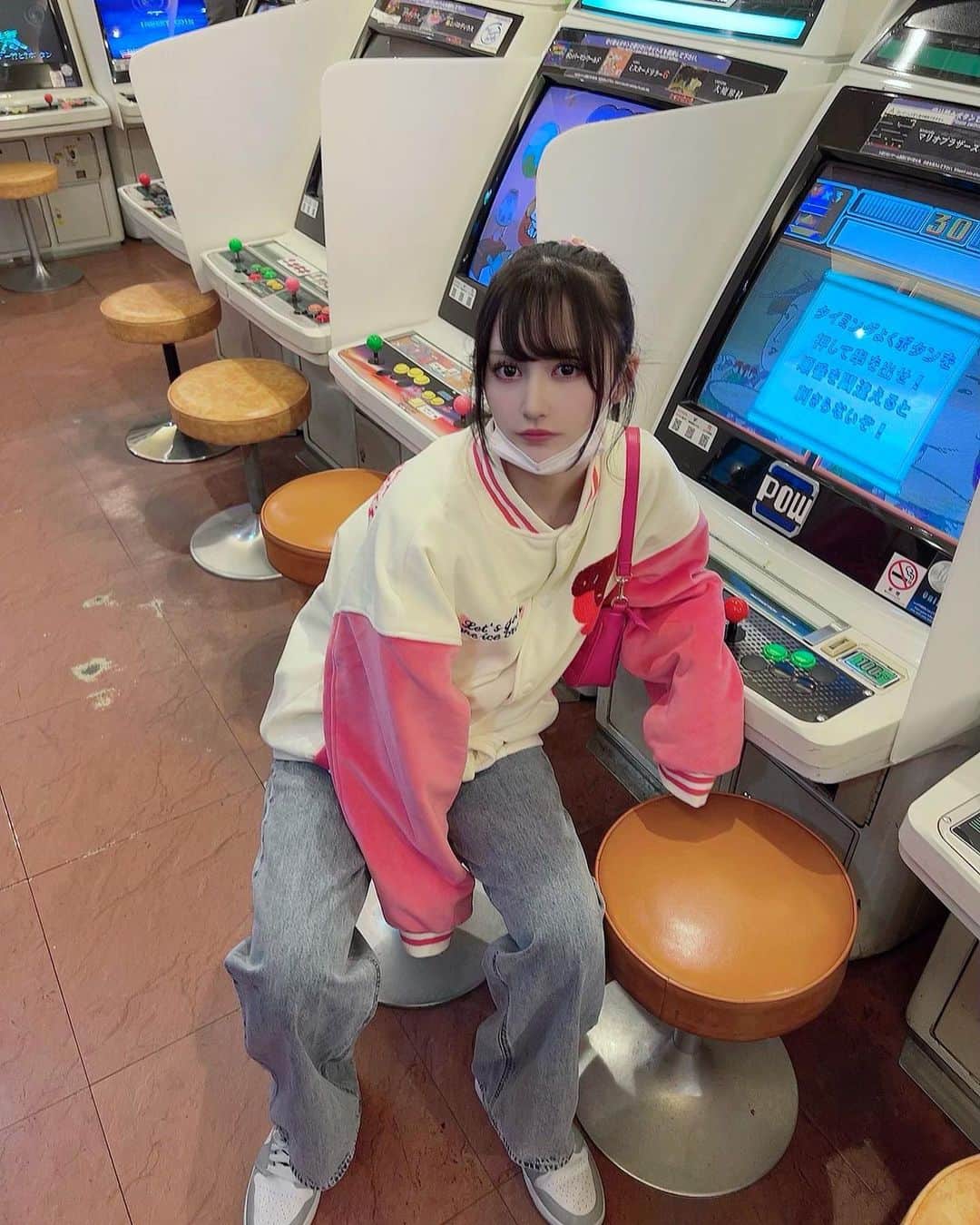 山本望叶のインスタグラム：「ゲームはへたです...(○´ｰ`○)  #ootd #code #コーデ #スニーカー #emoda #laguagem #nike #airjordan1 #ポニーテール #御堂筋イルミネーション」