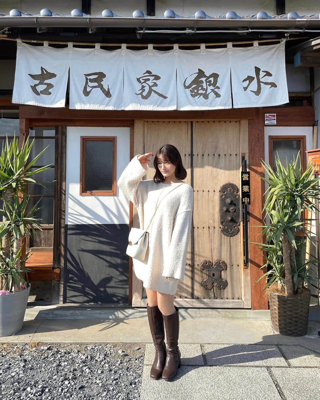 織田奈那のインスタグラム：「おしゃれなラーメン屋だった🍜 ニットワンピにロングブーツを合わせてる女子が好きです  #泉里香になりたい」