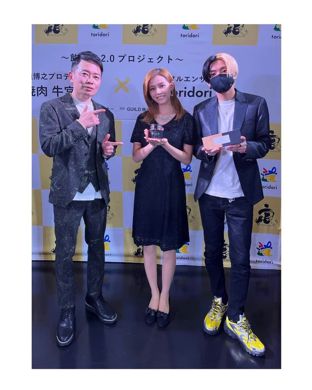 Tomokaのインスタグラム：「. 宮迫さんがプロデュース、ヒカルさんが監修された「牛宮城」のEC事業開始に伴い、記者会見&試食会に招待して頂きました✨  ・かぼす冷麺 ・ハチミツ梅の山芋キムチ ・太田牛トロユッケ  どれも美味しかったです♪  御二方と写真も撮ることが出来て、とても良い思い出になりました！  p.s. 宮迫さんとは高校生のダンスイベント以来、5年ぶりにお会い出来ました！嬉しかった😆  商品はここから購入出来ます↓ https://gyugujo.myshopify.com  PR @gyugujo_miyasako  #宮迫さん #宮迫です #youtuber #ヒカルさん #ヒカル #牛宮城 #宮迫博之 #渋谷焼肉 #渋谷グルメ #焼肉 #焼肉屋 #渋谷ランチ #渋谷ディナー #渋谷 #通販グルメ #記者会見 #新商品 #焼肉ディナー #トリドリベース」