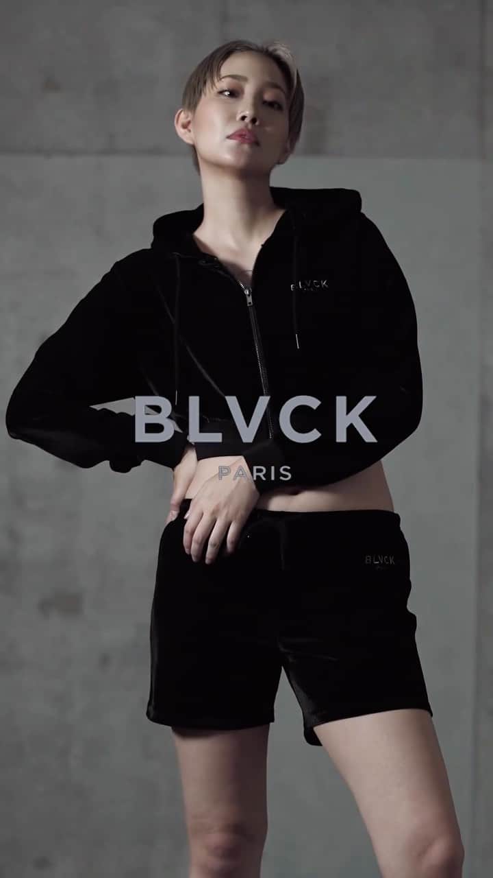 藤本奈月のインスタグラム：「今回のiPhone撮影テクニックは BLVCK PARISさんで 初めてのアパレルアパレル撮影✨  ブラックパリの洋服がカッコイイ モデルの奈月さん @natsuki_n2k もカッコイイ クールな感じで撮影できました！  #iPhone撮影 #iphone撮影テクニック  #撮影テクニック #動画編集 #商品撮影 #雑貨撮影  #blvckparis  #ブラックパリ  #ブラック #creativity#videoedits #videoediting #productvideo#mobilevideoideas #mobilevideotips #mobilephotograph」