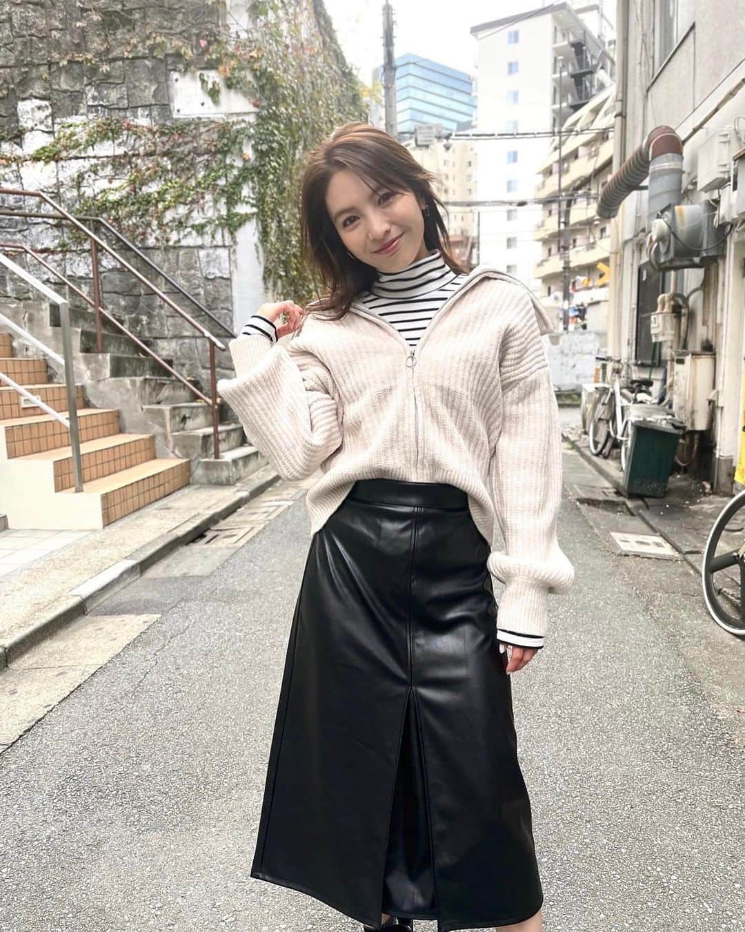 のインスタグラム：「1つ前のコーデの詳細を教えてほしいと コメントが来たので... この商品たちだよ🥺🤍 #GUコーデ 👚ジップニットブルゾン:2990yen 👖フェイクレザー Aラインミディスカート: 2490yen  驚きの  #プチプラコーデ  です💍✨ #ootd #160cmコーデ #秋コーデ」