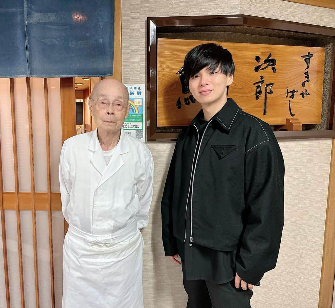 村長（小顔大使）さんのインスタグラム写真 - (村長（小顔大使）Instagram)「すきやばし次郎🍣  97歳になっても現役バリバリ 尊敬します」11月9日 21時33分 - soncho12