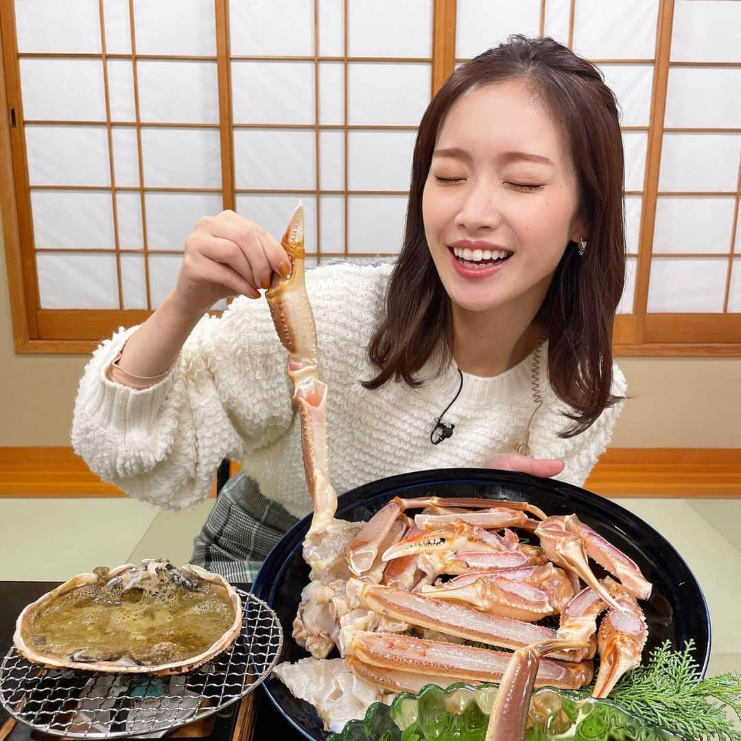 橋本和花子のインスタグラム：「*  🦀松葉ガニシーズン到来🦀  （2枚目はインサートで使ったカニを 誰が食べるかじゃんけんで勝ってしまい、 皆さんから渾身の食リポをせよと煽られている図）  #新温泉町  #七釜荘  #ご褒美中継 #松葉ガニ」