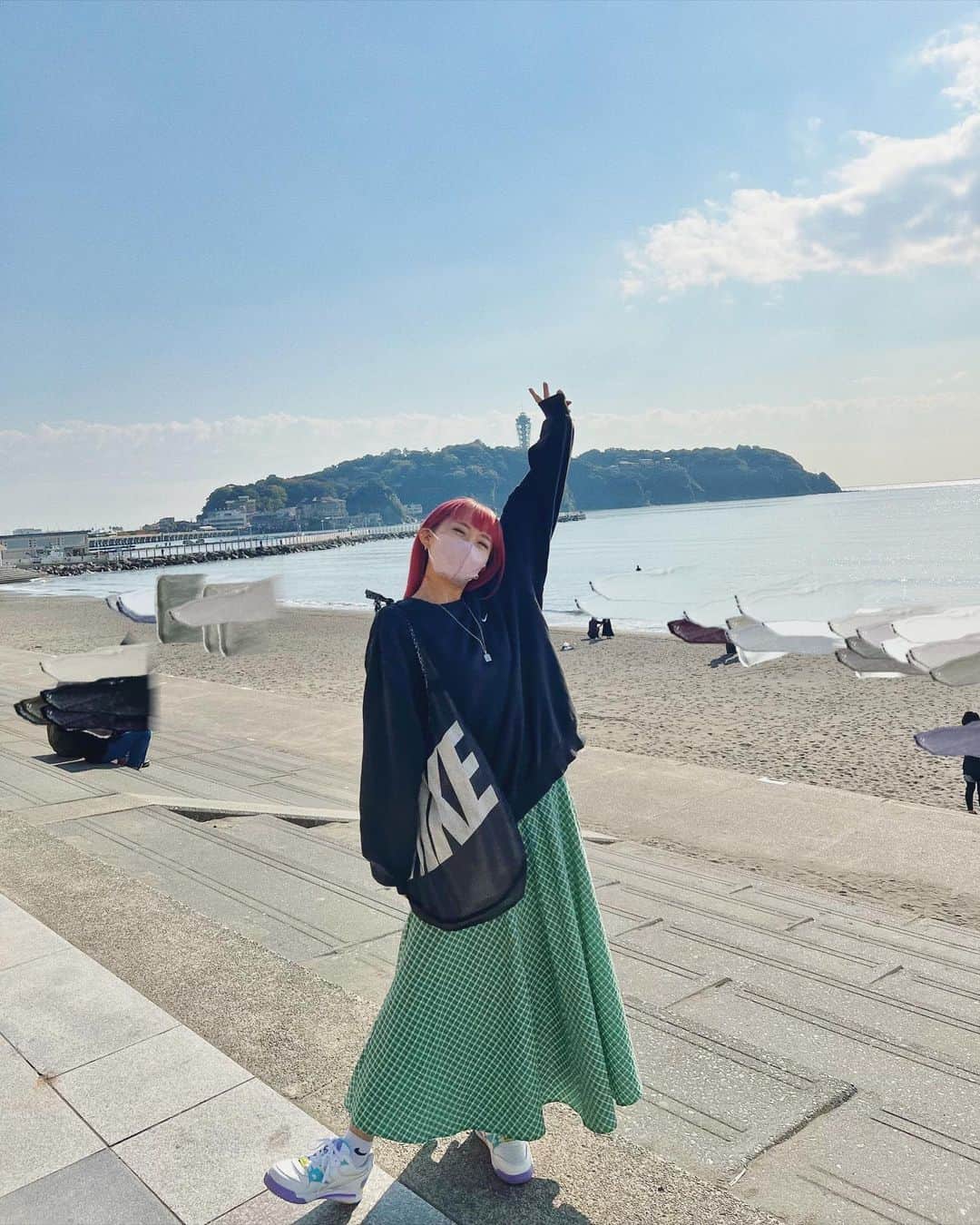 秋山衣梨佳さんのインスタグラム写真 - (秋山衣梨佳Instagram)「🌊☁️☁️ 　 　 この前のお休みに ままと👦と初江ノ島へ🚃 天気も良くて最高だった☀️ リールUPしたから見てね☝️☝️ 　 そうです、 少し前に髪色赤くなってました👐 美容室行くまでの繋ぎで 自分で赤くした〜〜💇‍♀️はよ染めたい 　 　 #ちゃりふぁっしょん」11月9日 21時34分 - akiyamaerika