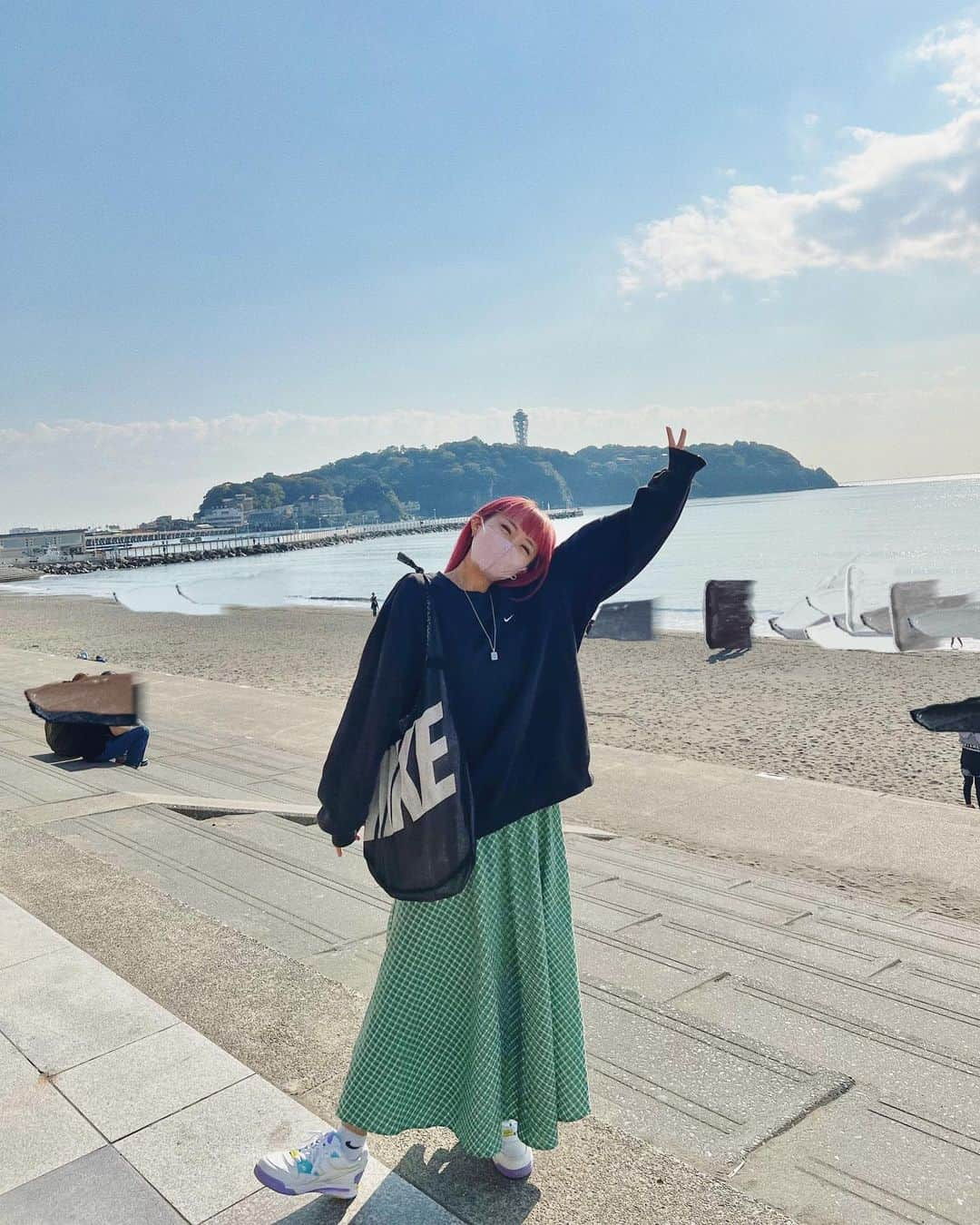 秋山衣梨佳さんのインスタグラム写真 - (秋山衣梨佳Instagram)「🌊☁️☁️ 　 　 この前のお休みに ままと👦と初江ノ島へ🚃 天気も良くて最高だった☀️ リールUPしたから見てね☝️☝️ 　 そうです、 少し前に髪色赤くなってました👐 美容室行くまでの繋ぎで 自分で赤くした〜〜💇‍♀️はよ染めたい 　 　 #ちゃりふぁっしょん」11月9日 21時34分 - akiyamaerika