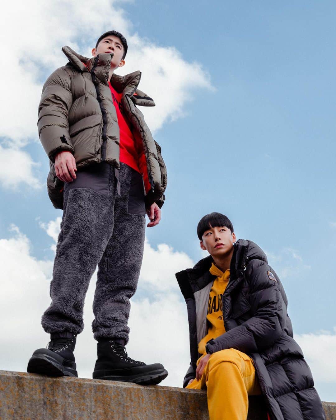 Noah（ノア）のインスタグラム：「2006年に誕生したイタリアのラグジュアリーダウンJK @parajumpers_official  僕が着ているジャケットのイエローフックはパラシュートを開くためのフックから着想を得ているそうです。  本日から伊勢丹新宿メンズ館にて11月22日までPOP UP STOREを開催中!!  #TaikiNoah#Parajumpers #パラジャンパーズ #ForYourJourney #Pjsfriends」