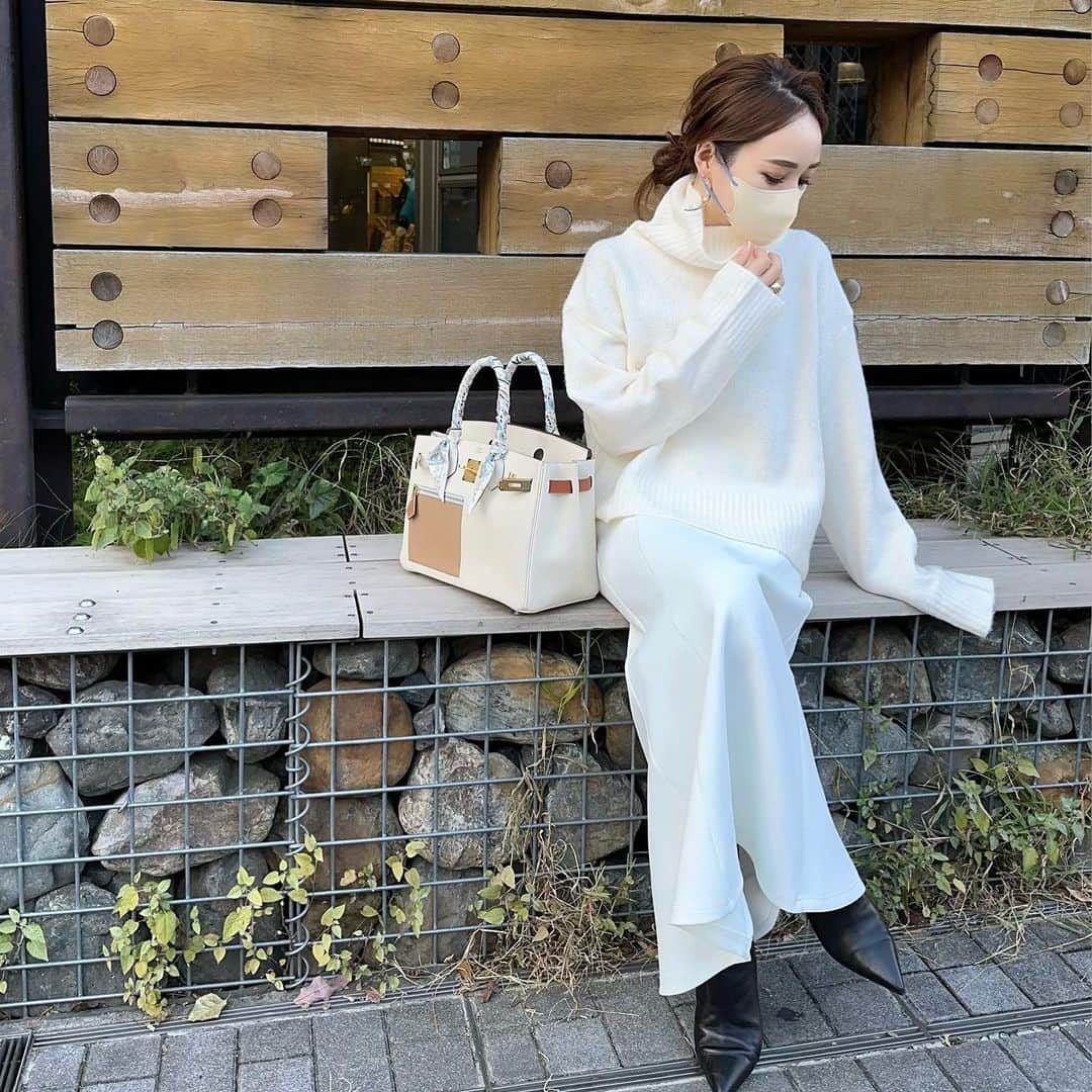 星玲奈のインスタグラム：「white🤍😊  毎年追加するローゲージハイネック🤍 今年は @urs_official さんとのコラボニットが大活躍❤️ スカートはジャージーみたいな シワになりにくい超絶楽ちん素材😍（これもur'sさんコラボ） このコーデは 上下とも色違いでたくさん着てます❤️  ・ top.skirt#urs#ユアーズ boots#sergiorossi #セルジオロッシ @sergiorossi  bag#hermes @hermes」