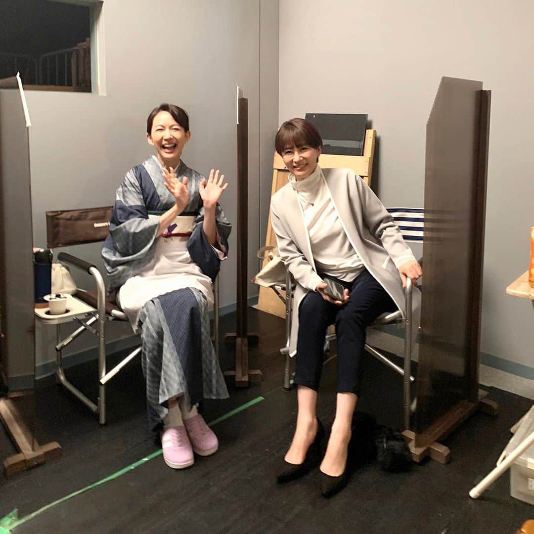 鈴木砂羽のインスタグラム：「亀山夫妻もすっかり 「こてまり」さんの 常連さんです〜🍶  いつも明るくチャーミングな 森口瑤子さん🤍 これからも亀山夫妻を よろしくお願い致します🐢❣️  そして 右京さんにちなんで  @georgesteuarttea   のお紅茶を 差し入れをしたら 揃い踏みのお写真、 撮らせてもらいました☕️🫖☕︎ 皆さん、いつも楽しくて本当に お優しいんですよ。。😭 ありがとうございます。 ご縁に感謝です🙏  #相棒 #aibou #水谷豊　さん #寺脇康文　さん #森口瑤子　さん  #こてまり　の舞台裏？！ #美和子　ジャーナリスト復活？！」