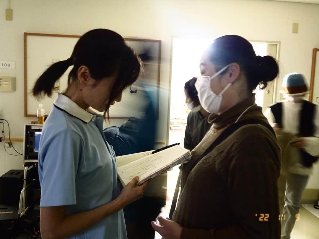松本まりかのインスタグラム：「方言指導　  先生に恵まれ  台詞以外もちょろちょろ方言で出て来てくれるようになりました  方言って面白い  いろんな国の言葉も  いろんな地方の言葉も喋れたらなぁ  この人生でやりたいなぁ  #日々のほんの少しの積み重ね #日々の楽しい特訓 #先生いつもありがとう  #関西地方 #関西弁」