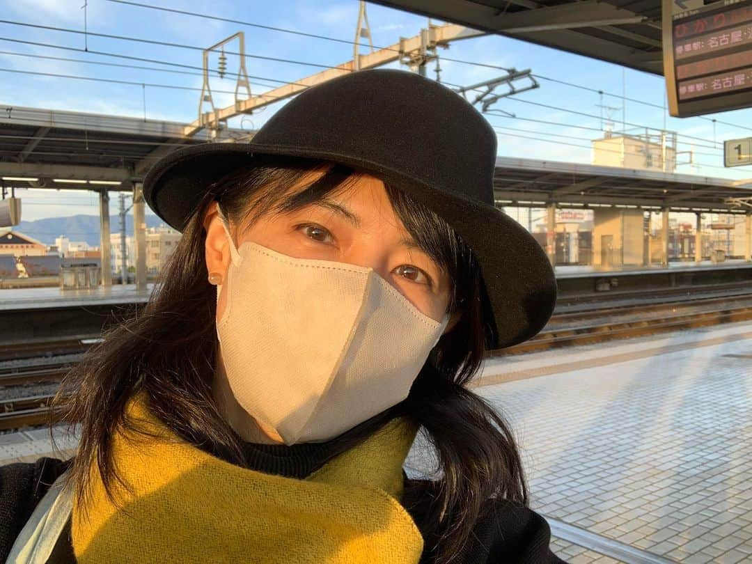 中江有里さんのインスタグラム写真 - (中江有里Instagram)「明日11月10日NHKラジオ第一「マイあさ」の「マイ！Biz」でおすすめ本を紹介します。朝6時台です。  https://www4.nhk.or.jp/my-asa/x/2022-11-10/05/72051/3761561/  写真は朝6時台の新幹線を待つわたし。 ラジオ内容とは関係ありません😆  #中江有里  #マイあさ #nhkラジオ第一」11月9日 22時05分 - yurinbow1226