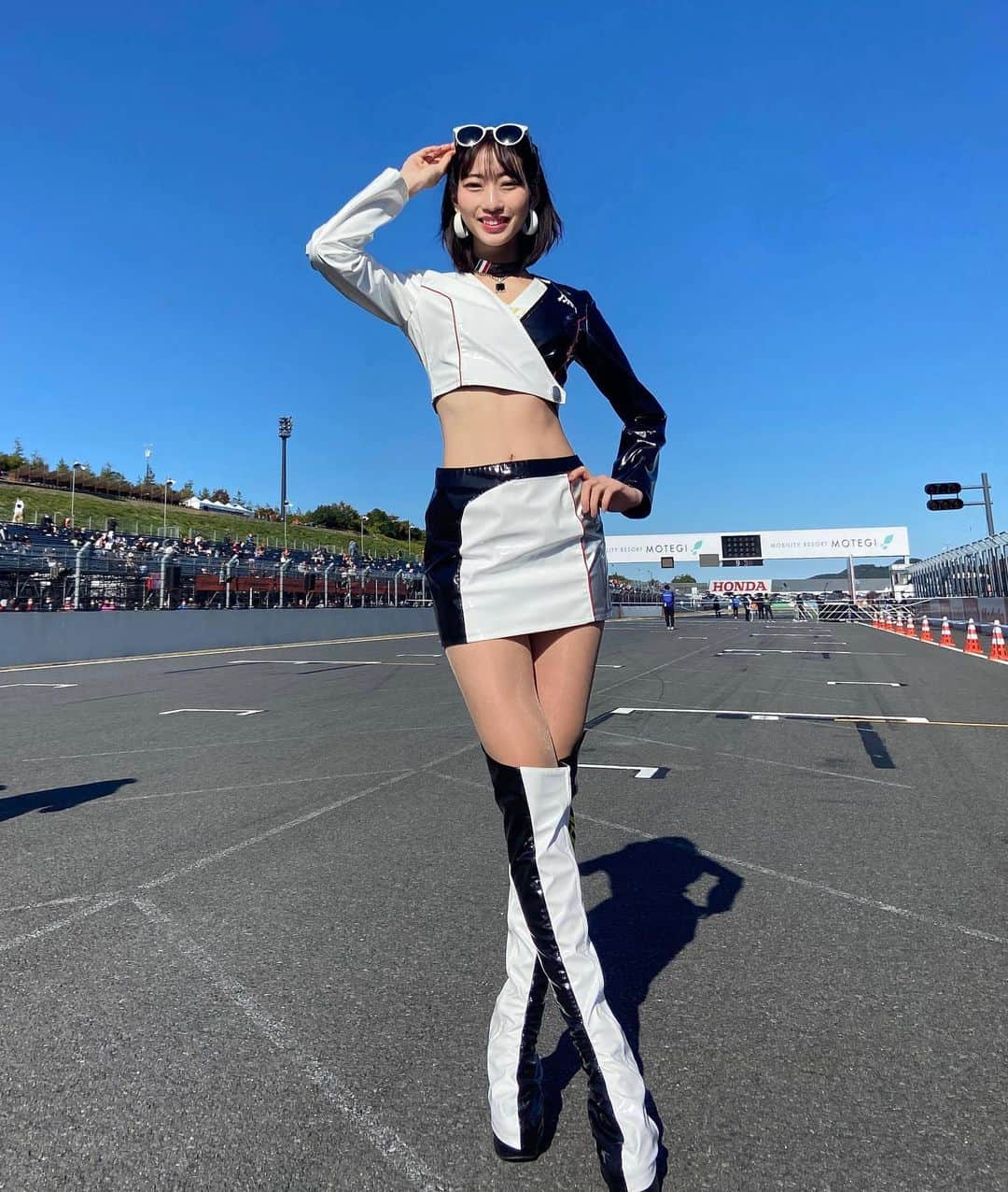 早川みゆきのインスタグラム：「. 私がレースクイーン早川みゆきだ〜〜〜〜〜〜〜〜✌️  まぶしくて目空いてないけど👀笑  #レースクイーン  #rq  #pacificjlocangel  #lamborghini」