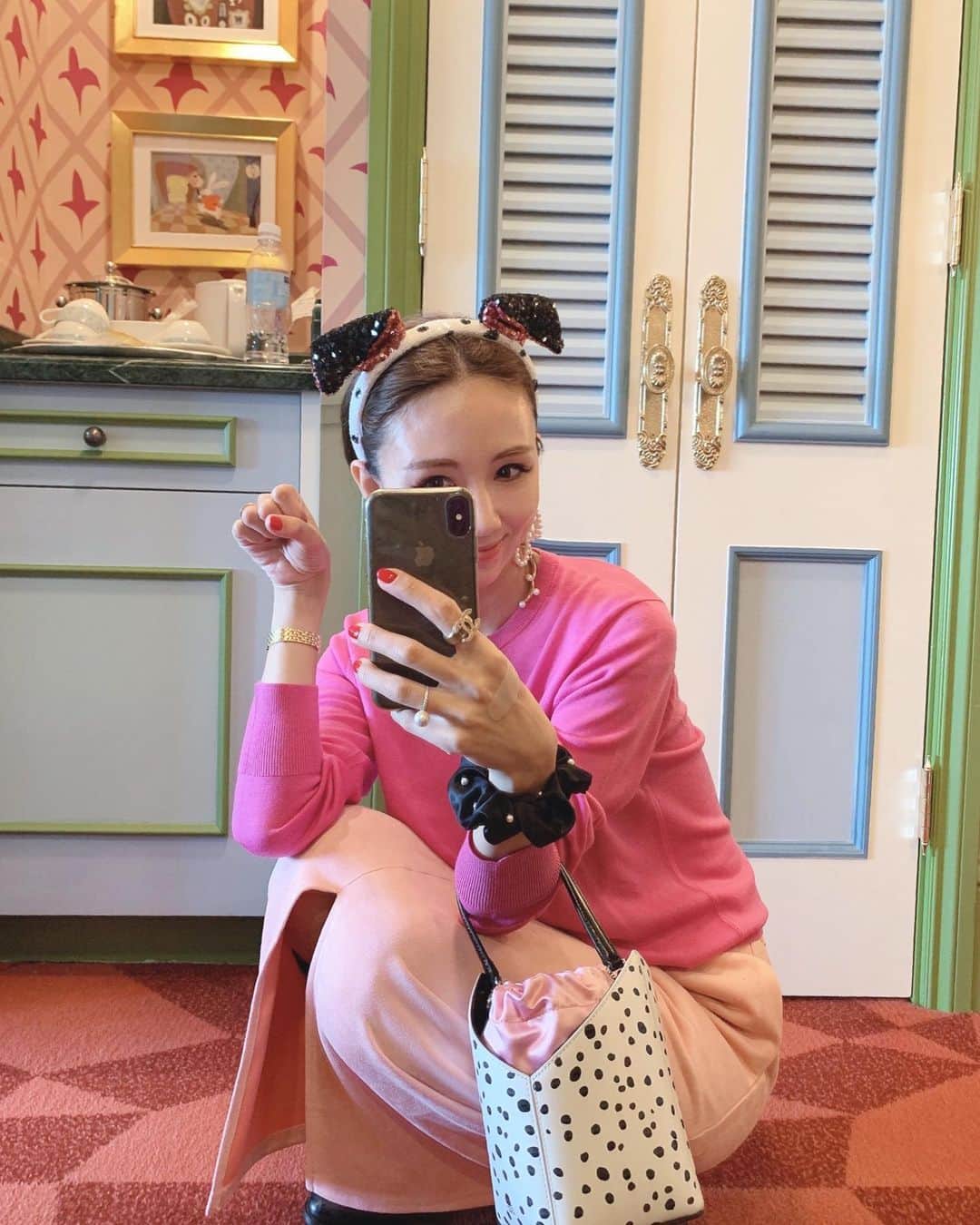 のインスタグラム：「ストーリーにアップしたらミニーより101匹わんちゃんの方が好評だったのでpostに残しとこ🐩💕  この時に愛用してるアクセなど多数発売しました🛒  ブーツのご予約も再開中です👢 @hiand_official   #disney#disneyland#ディズニー#ディズニーランド#ディズニーコーデ#ディズニーコーデ冬#ディズニーカチューシャ#ディズニークリスマス#family#小学生ママ#家族#家族写真#家族旅行#子連れディズニー#子連れお出かけ」