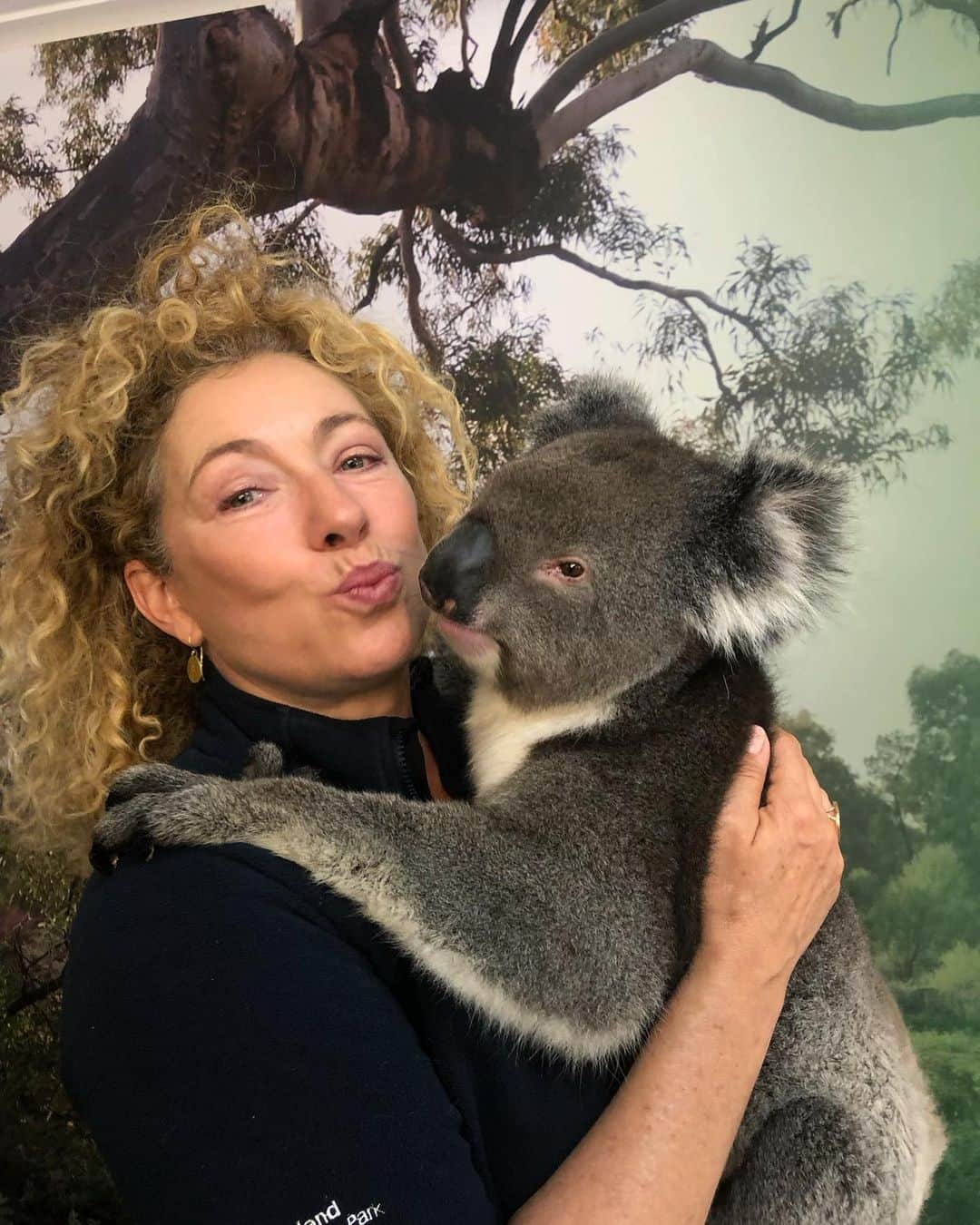 アレックス・キングストンのインスタグラム：「Had the most amazing experience at the Cleland Wildlife park ….. communing with the animals in a gorgeous botanical garden setting . Thank you Shelley and team for the work you do to keep these unique creatures healthy and safe from harm .」