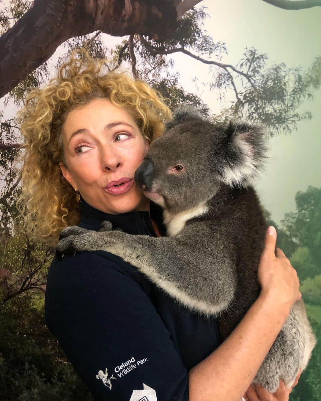 アレックス・キングストンさんのインスタグラム写真 - (アレックス・キングストンInstagram)「Had the most amazing experience at the Cleland Wildlife park ….. communing with the animals in a gorgeous botanical garden setting . Thank you Shelley and team for the work you do to keep these unique creatures healthy and safe from harm .」11月9日 22時25分 - alexkingstonofficial