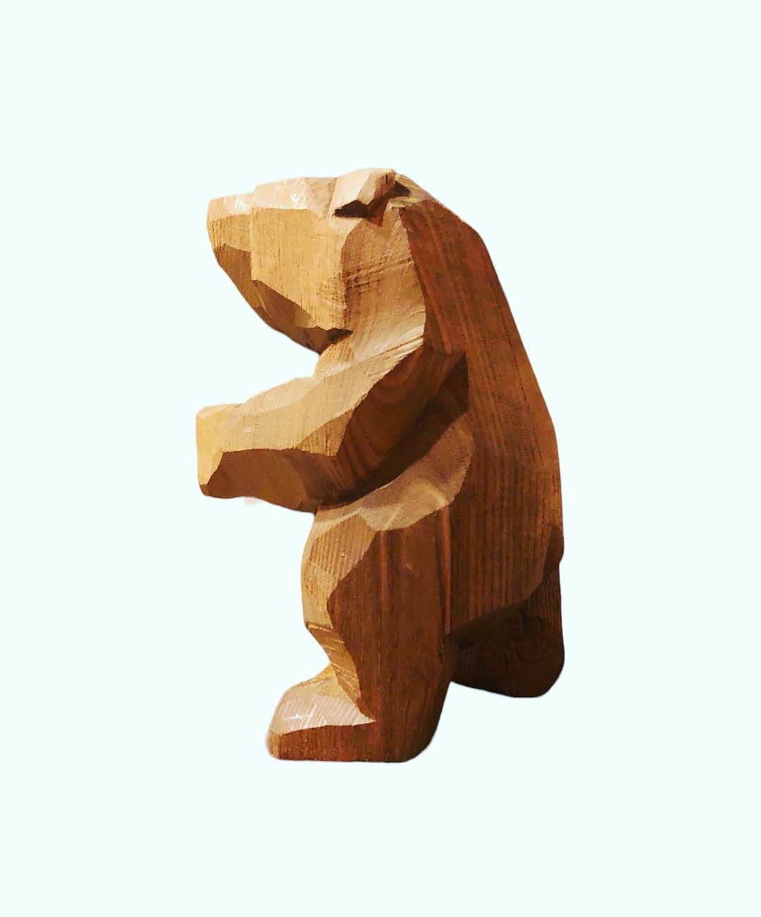 桜井良太のインスタグラム：「. 佐藤憲治さんが彫った木彫り熊を手に入れました。 逆さにも置けるし手の感じがシュートを打っているように見えなくもないとても素敵な熊です🐻 触ったり眺めたりして幸せな気持ちになっています。 #佐藤憲治  #木彫り熊 #木彫りの熊 #きぼりのくま」