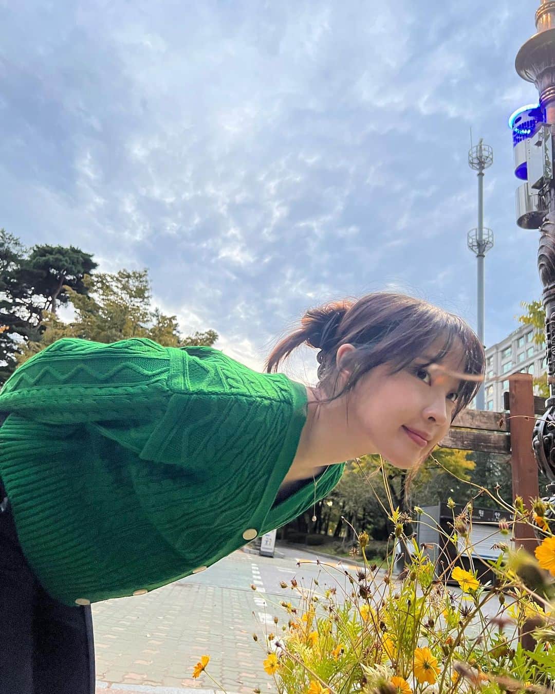 チョン・ジユンのインスタグラム：「10월의 어느날들. 기쁨 슬픔 평온 힘듬 추웠다 더웠다  이랬다 저랬다 회보면서 바다 먹고싶다」