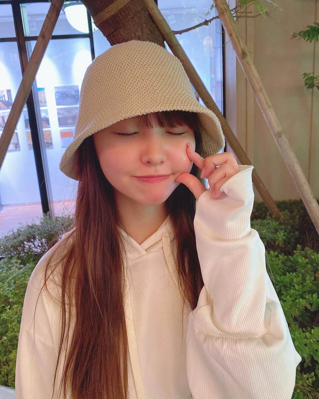 本郷柚巴のインスタグラム：「すっぴん楽☺️  #ワンピース #ootd  #すっぴん #帽子 #白」