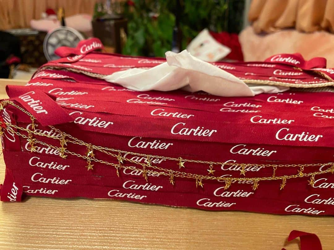 森公美子のインスタグラム：「シスターアクト明日から劇場入り、、 デロリス　バン　カルテェ役なので、、Cartierのリボンで、ティシュケースを作ってみました‼️ まだ途中ですが、、 どんだけ？リボン使うんだ？ と思ったら結構持ってた！  昭和の人間なんでリボンとか？丸めて、コレクションしてる私、かなり昭和の人ですわ  この調子で、CHANELとかの？ティシュケース作ったら、 家の中テッシュだらけ？？  とりあえず、まーちゃんのも作ろうっと、、」