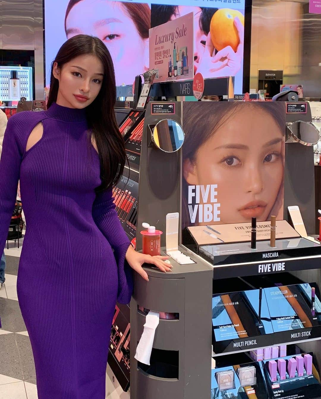 カン・ギョンミンさんのインスタグラム写真 - (カン・ギョンミンInstagram)「FIVEVIBE NEW! LAUNCHING  소프트 하드 메이크업 펜슬 구매인증 EVENT -  💟 참여 방법  > 좋아요 + 댓글 "구매완료! @친구”   💟 11월 15일 10분(명)을 추첨 멀티펜슬 본인1개,친구1개 = 총2개 증정  SOFT HARD MAKE UP PENCIL 런칭 후  시코르 오프라인 강남역점 다녀왔습니다!  파이브바이브 브랜드를 만들 때 시코르 오프라인 입점을 목표로 했었는데..오늘 눈으로 보고도 정말 믿기지않고 신기하고 뭉클했어요🥹🫶🏻 파이브바이브를 많이 사랑해 주시는 만큼 앞으로도 초심 잃지 않고 좋은 제품 만들도록 노력하고 또 노력하겠습니다! 감사합니다! @fivevibe_official 팀 화이팅! 👩🏻‍💻🔥  [ 신제품 런칭기념 시코르 단독 행사 기간 ] 2022.11.15. 온라인/오프라인 동시 마감됩니다.  [ 시코르 오프라인 파이브바이브 입점 매장 ] • 신세계 강남점 • 강남역점 • NC 강서점 • 홍대점 • 가산점 • 스타필드 고양점 • 신세계 광주점 • 신세계 센텀시티점」11月9日 23時37分 - kkmmmkk