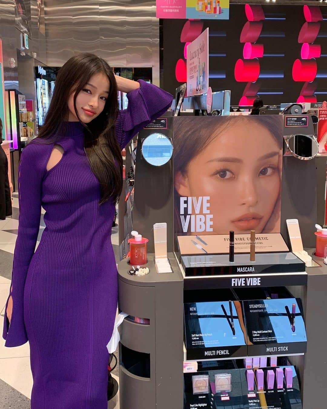 カン・ギョンミンさんのインスタグラム写真 - (カン・ギョンミンInstagram)「FIVEVIBE NEW! LAUNCHING  소프트 하드 메이크업 펜슬 구매인증 EVENT -  💟 참여 방법  > 좋아요 + 댓글 "구매완료! @친구”   💟 11월 15일 10분(명)을 추첨 멀티펜슬 본인1개,친구1개 = 총2개 증정  SOFT HARD MAKE UP PENCIL 런칭 후  시코르 오프라인 강남역점 다녀왔습니다!  파이브바이브 브랜드를 만들 때 시코르 오프라인 입점을 목표로 했었는데..오늘 눈으로 보고도 정말 믿기지않고 신기하고 뭉클했어요🥹🫶🏻 파이브바이브를 많이 사랑해 주시는 만큼 앞으로도 초심 잃지 않고 좋은 제품 만들도록 노력하고 또 노력하겠습니다! 감사합니다! @fivevibe_official 팀 화이팅! 👩🏻‍💻🔥  [ 신제품 런칭기념 시코르 단독 행사 기간 ] 2022.11.15. 온라인/오프라인 동시 마감됩니다.  [ 시코르 오프라인 파이브바이브 입점 매장 ] • 신세계 강남점 • 강남역점 • NC 강서점 • 홍대점 • 가산점 • 스타필드 고양점 • 신세계 광주점 • 신세계 센텀시티점」11月9日 23時37分 - kkmmmkk