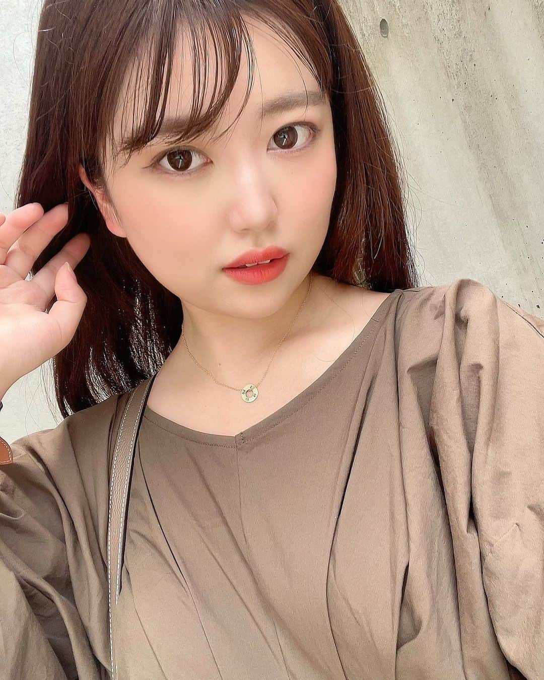 中谷彩伽のインスタグラム：「たくさんのお祝いメッセージありがとうございます🥺  今日で25歳になりました🎂 今年の抱負としては長年の目標を叶えられるように頑張ること。 あとは最近は仕事だけじゃなくて趣味にも時間をたっぷり使うようにしてるので味のある人になること👤  お仕事女子の一面も発信して行きたい🔥 応援してね🥺」