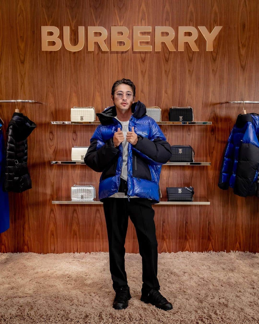 窪塚洋介さんのインスタグラム写真 - (窪塚洋介Instagram)「#burberryouterwear  @burberry  阪急うめだ本店1階で雪山イメージのバーバリーのポップアップストア15日までやーてるよ^ ^ ゴンドラ乗ったり夢想。」11月10日 0時13分 - yosuke_kubozuka