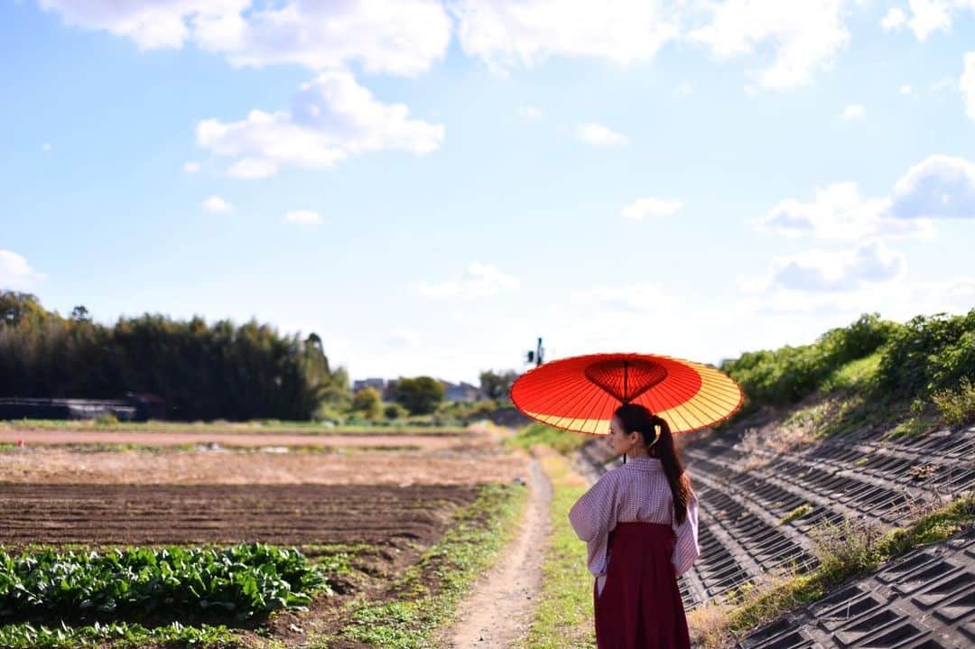 のインスタグラム：「秋日和🍃  📸 @enishi_photo33   costume @modoribashi237   #kyoto #袴 #女袴 #日本傘 #和傘 #japon #japonism  #zen #禅」