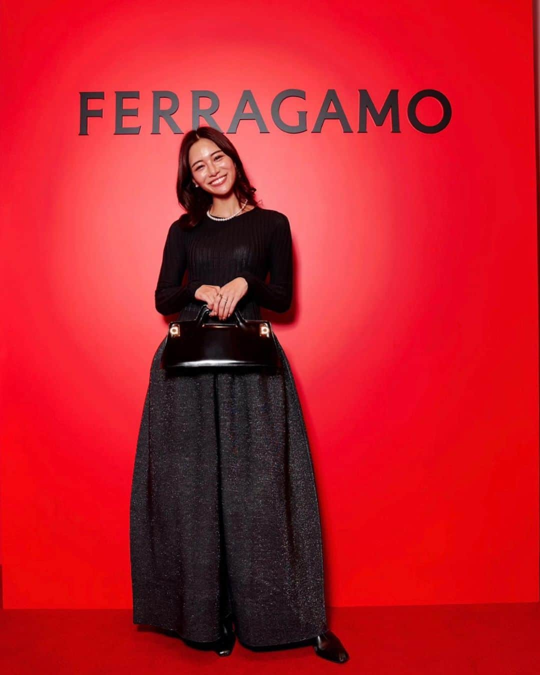 石井里奈さんのインスタグラム写真 - (石井里奈Instagram)「@ferragamo EXCLUSIVE EVENTへ✨ ロゴも変わってデザイナーも変わって、新しいコレクションを堪能してきました🫶❤️ 斬新でおしゃれなデザインがたくさん！靴も360度可愛かったなあ👠 . dress... @cfcl_official  bag... @ferragamo  jewelry... @official_mikimoto  . 最近髪の毛ツヤツヤですねって褒められるのだけど @heel.hairsalon で色ジャムしたから🫶カラーは最近していなくて、 @shiseidopro_jpn のサブリミックストリートメントにカラーを入れるダメージ0でカラーできる色ジャムを続けてます！ 担当は @chidou.heel @koharuuuu_n ！こはるちゃんはいつもヘアアレンジもお願いしてます🫶 . #ferragamo #フェラガモ #cfcl #party #パーティー #お呼ばれコーデ #salvatoreferragamo #ginza #銀座 #ヘアカラー #ヘアトリートメント」11月10日 12時07分 - ri7tin1025