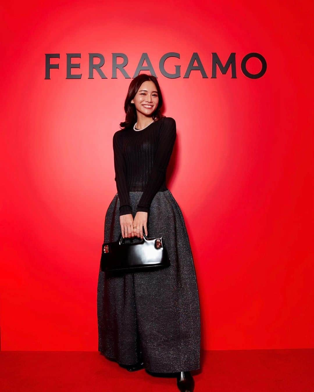 石井里奈さんのインスタグラム写真 - (石井里奈Instagram)「@ferragamo EXCLUSIVE EVENTへ✨ ロゴも変わってデザイナーも変わって、新しいコレクションを堪能してきました🫶❤️ 斬新でおしゃれなデザインがたくさん！靴も360度可愛かったなあ👠 . dress... @cfcl_official  bag... @ferragamo  jewelry... @official_mikimoto  . 最近髪の毛ツヤツヤですねって褒められるのだけど @heel.hairsalon で色ジャムしたから🫶カラーは最近していなくて、 @shiseidopro_jpn のサブリミックストリートメントにカラーを入れるダメージ0でカラーできる色ジャムを続けてます！ 担当は @chidou.heel @koharuuuu_n ！こはるちゃんはいつもヘアアレンジもお願いしてます🫶 . #ferragamo #フェラガモ #cfcl #party #パーティー #お呼ばれコーデ #salvatoreferragamo #ginza #銀座 #ヘアカラー #ヘアトリートメント」11月10日 12時07分 - ri7tin1025