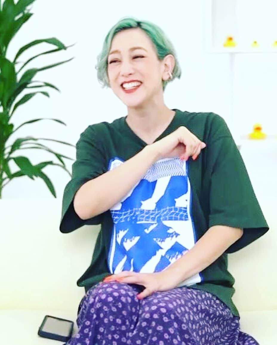 SHELLY（シェリー）さんのインスタグラム写真 - (SHELLY（シェリー）Instagram)「今週のSHELLYのお風呂場の動画の更新はお休みです！来週のアップを楽しみにしててくださいね！！  あげる回数は減りますが、一本一本に魂を込めて作ってます！！  タメになる！と思っていただけるものを出せるように頑張りますので、ぜひ見て応援してください🥺  そして先週上げた動画、 https://youtu.be/syvDZVHFMqQ に対するコメント、本当にたくさんありがとうございます😭  いろんな方の実体験や想いを寄せていただき、読んでて胸が熱くなりました。外に出しづらい内容もあったと思いますが、どれもきっとコメントを読んでる誰かのタメになってると思います！勇気づけられたり、自分ももしかして？と気づきになったり、何より性暴力サバイバーが自分を責めなくなることが大切だと思うので、皆さんの言葉がその手助けになると思います！  本当にありがとうございます！  動画を見て共感していただけたら是非概要欄の署名もチェックしてくださいね。  そして、今回みたいなコメントに対するお返事動画、今後も続けたいと思うので、ぜひコメント欄にいろいろ残してください！」11月10日 12時12分 - shelly_official_shelly