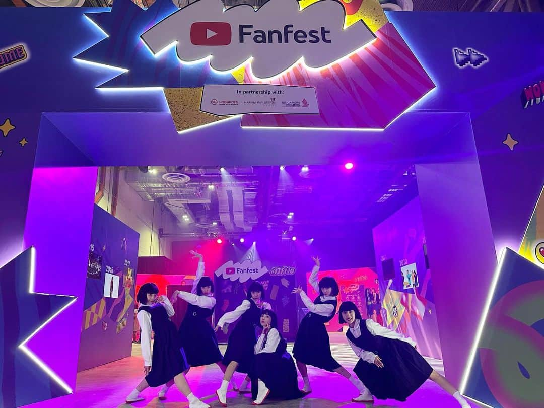 アカネのインスタグラム：「いよいよ明日🌈 YouTube FanFest 10 in Singapore🇸🇬✨✨ @youtubefanfest   日本時間20:30からスタート🎉 YouTube生配信是非見てください✨  #アカネキカク #akanekikaku #アバンギャルディ #avantgardey #YouTubeFanFest #YTFF #YTFF10 #Singapore 🇸🇬 #バブリーダンス  @akane813_  @akanekikaku_official  @avantgardey_   @nona_avantgardey  @sono_avantgardey  @pani_avantgardey  @moca_avantgardey  @seira_avantgardey  @fuka_avantgardey  @nagano_avantgardey  #声出演ナガノ笑」