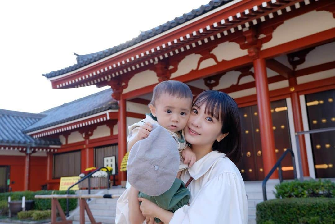 浜田翔子さんのインスタグラム写真 - (浜田翔子Instagram)「保育園相談してきた。 ずっと保育園のそわそわしてたし、 こういう作業苦手なんだけど 丁寧に教えていただけて 行ってよかったし、 少し楽になった〜。  一才半から行ける場所とかもあるし何が正解かはわからないけど又考えて決めよ〜  この間家族が観光来てたから 浅草に着いていった時✨妹が撮ってくれた。 半年ぶりに袴着たよピッタリになってた！！😂  #保育園　#ベビー袴」11月10日 12時16分 - shoko_hamada