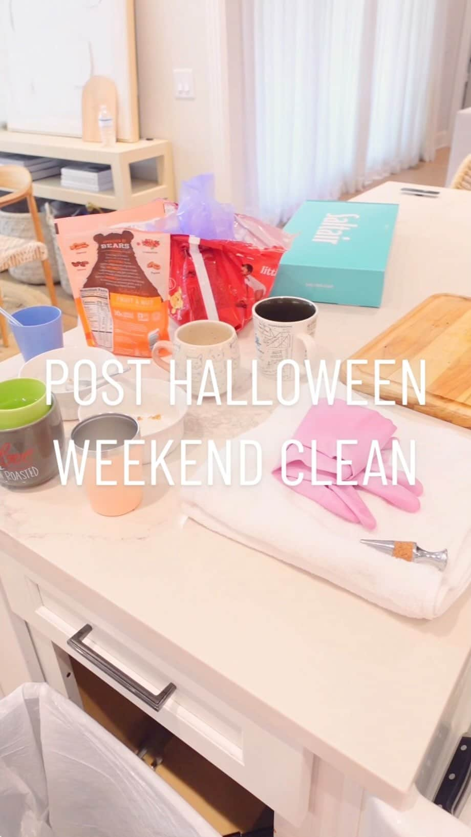 Elle Fowlerのインスタグラム：「Post-Halloween cleaning and reset! I don’t know about y’all but I woke up and felt like a tornado had swept through my house. If you need some motivation to reset your own house, here it is! #clean #cleaning #housecleaning #reset #cleaningmotivation」