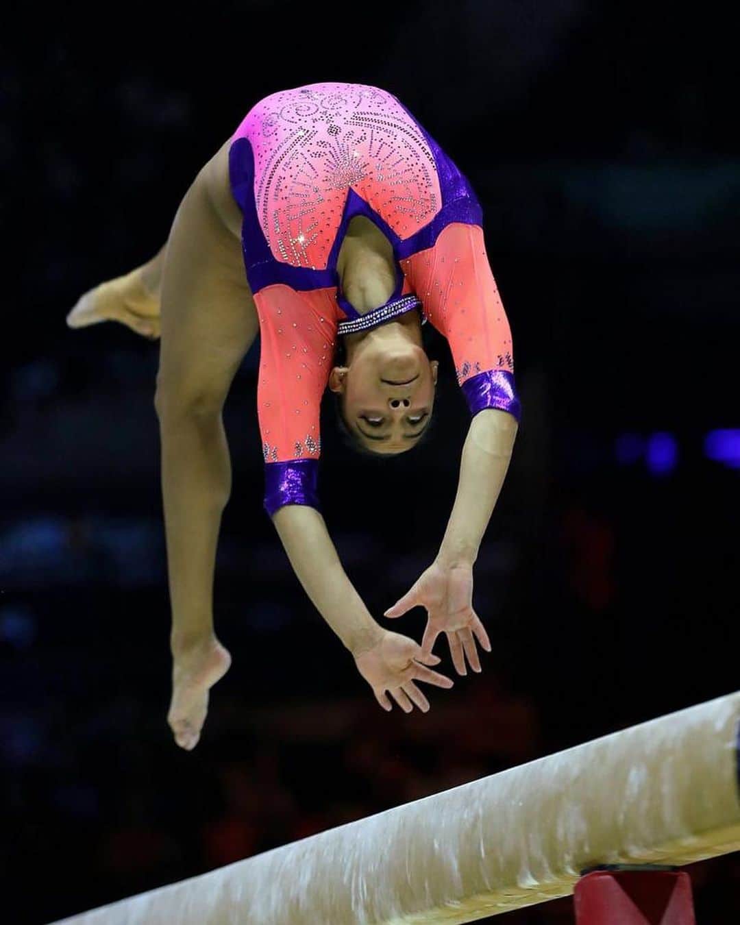 カロリーネ・ペドロのインスタグラム：「Meu 1° Mundial finalizado e fizemos história 😍, estou muito orgulhosa e feliz em fazer parte desse time maravilhoso que teve o melhor resultado da história esse ano. Obrigada Deus pela oportunidade de estar vivendo isso. Agradeço a todos os envolvidos por tudo, muito a minha família e amigos.   📸: @rbufolin   @cbginastica @timebrasil @fab_oficial @cdafab」