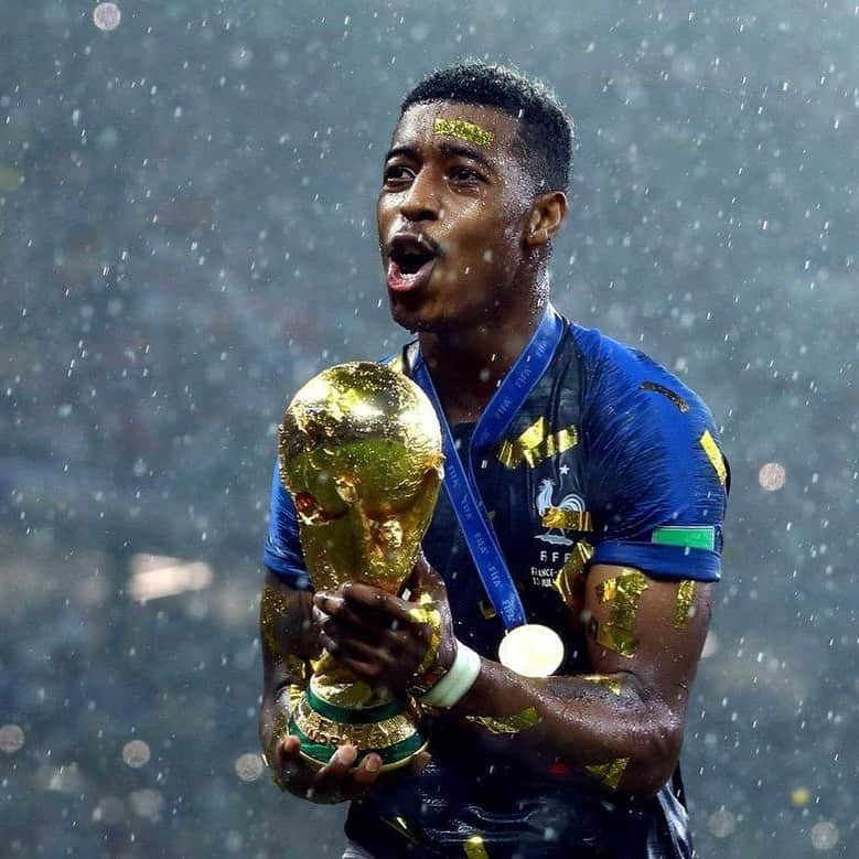 プレスネル・キンペンベのインスタグラム：「Une immense fierté d’avoir à nouveau la chance de représenter mon pays dans la plus belle des compétitions 🇫🇷😍 @equipedefrance #PK3 #Fiersdetrebleus」